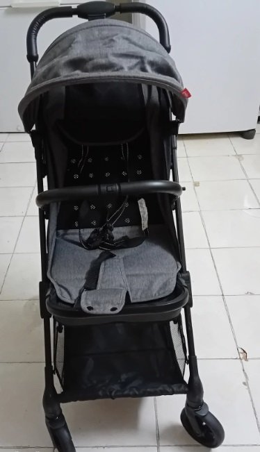 عربة أطفال كالجديدة تماما لايوجد فيها أي عيب