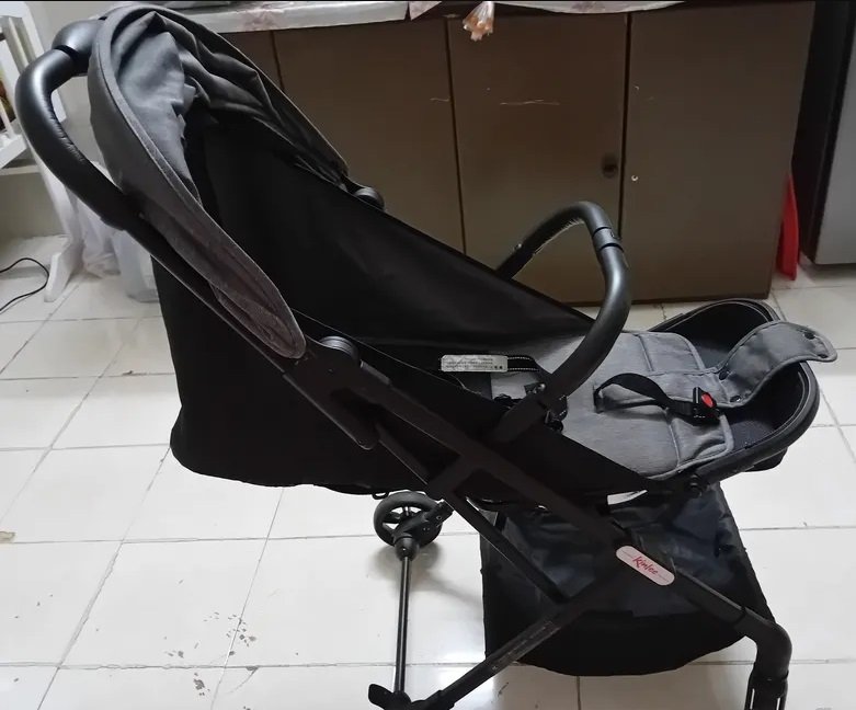 عربة أطفال كالجديدة تماما لايوجد فيها أي عيب