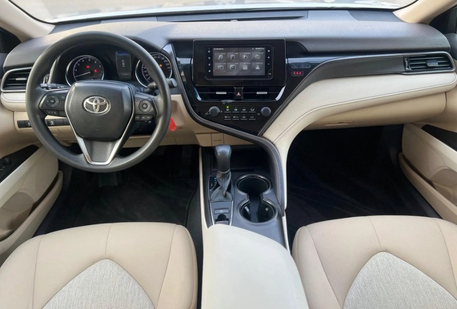 تويوتا كامرى LE موديل 2023 – معرض خلف للسيارات