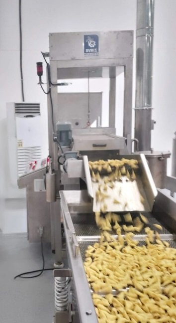 للبيع خط إنتاج شيبس باليت مع مكينه تعبئة وتغليف وزنية 14 كفه