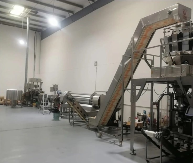 للبيع خط إنتاج شيبس باليت مع مكينه تعبئة وتغليف وزنية 14 كفه