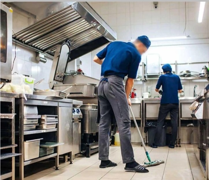 عمال نظافة ومساعدين