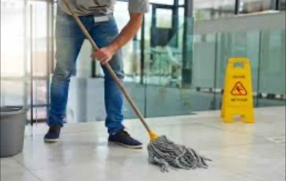 عمال نظافة ومساعدين