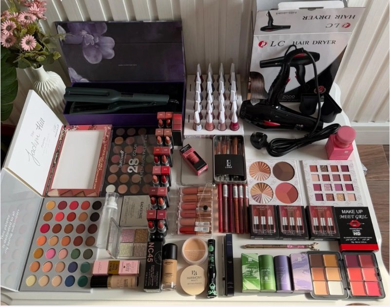 طقم مكياج مع هدايا