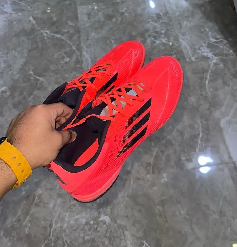 جزمة اديداس جديدة مقاس (45)