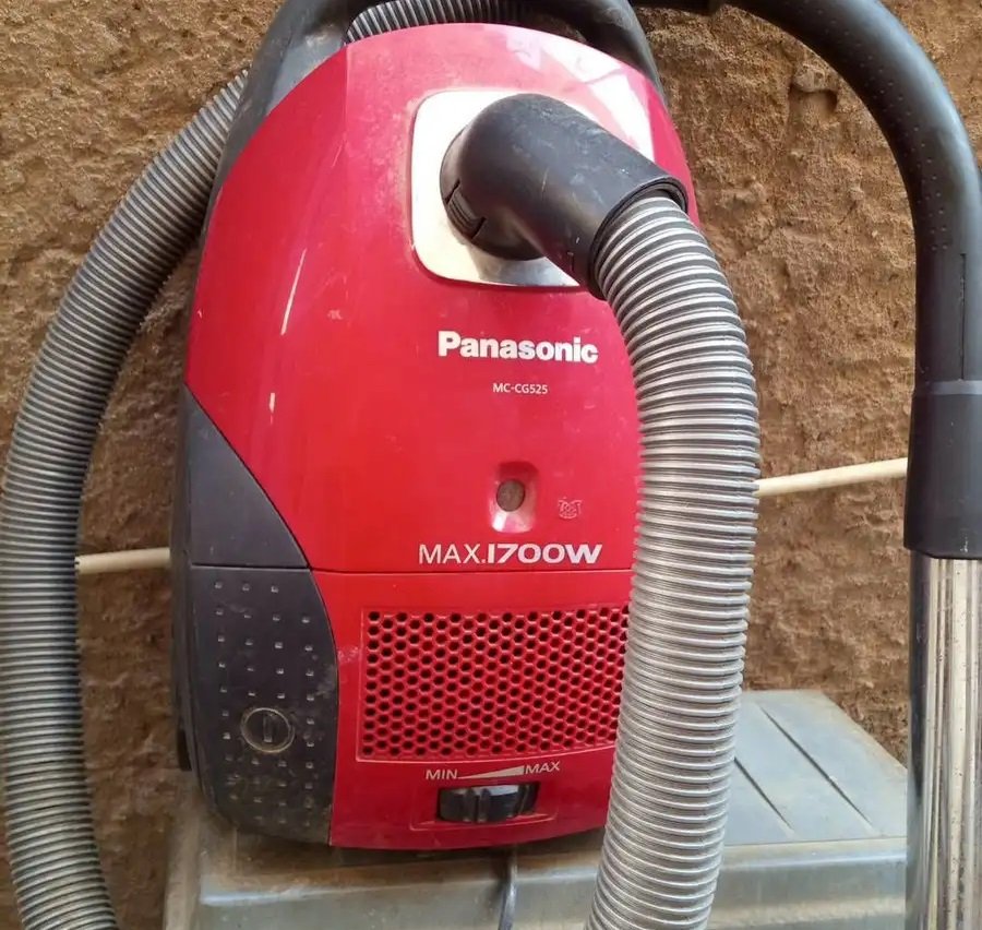 مكنسه كهربائيه باناسونيك 1700وات كالجديده لم تستخدم االاقليل