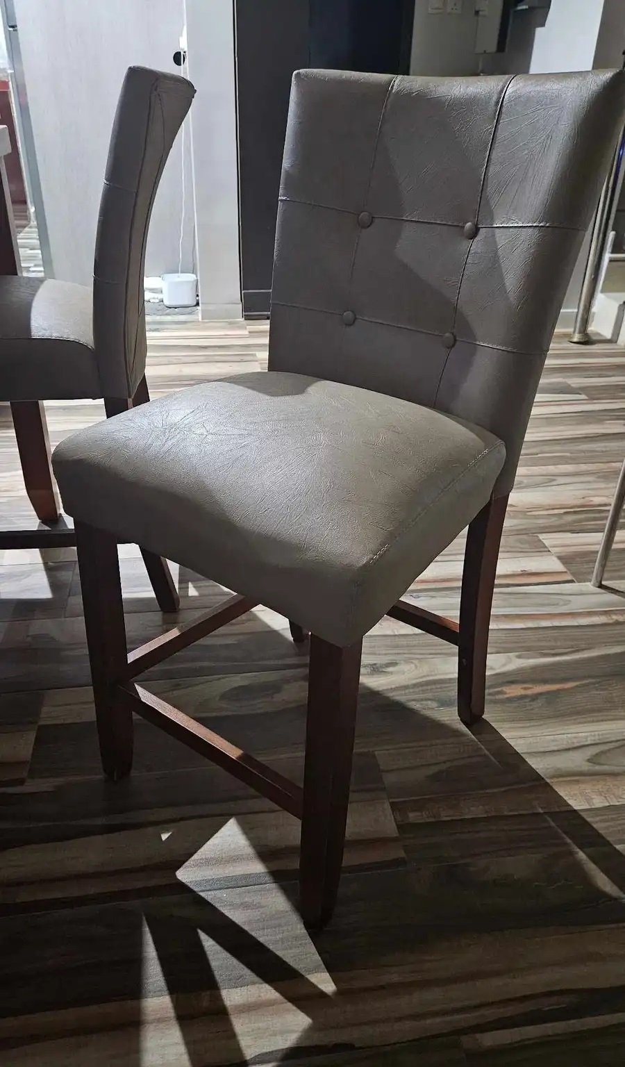 طاولة طعام مستعملة للبيع مع الكراسي