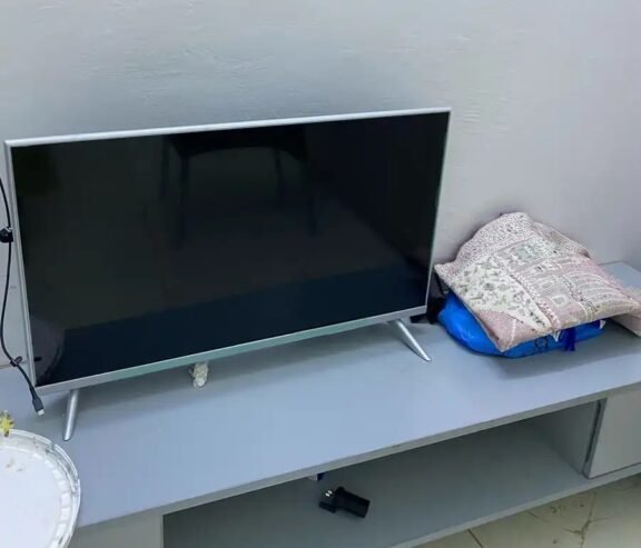 عندي شاشه بوصه 32نظيفه والله استخدام اقل من شهر للبيع 400