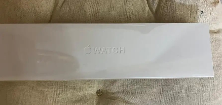 ساعة ابل الإصدار السادس ابل واتش ما انفكت من الكرتون