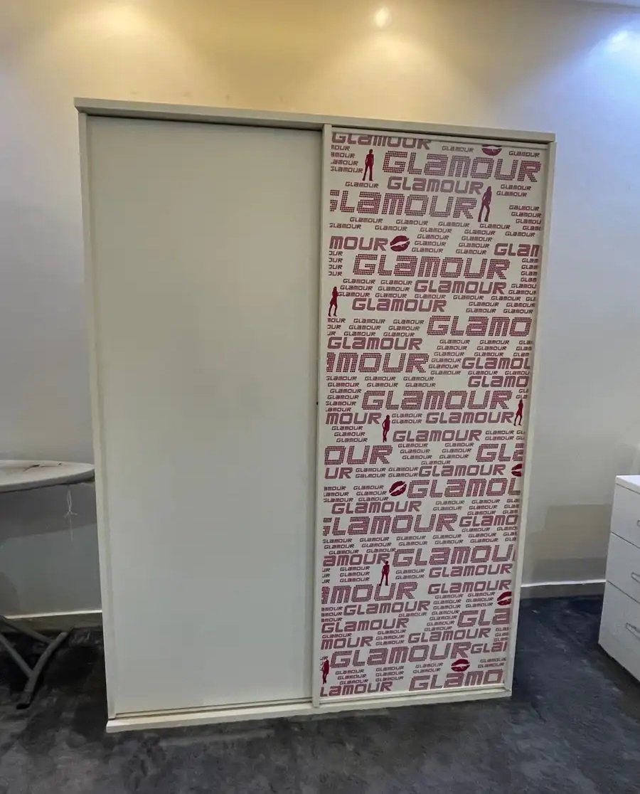 دولاب مزدوج 2 باب سحاب اللون ابيض و بنبي