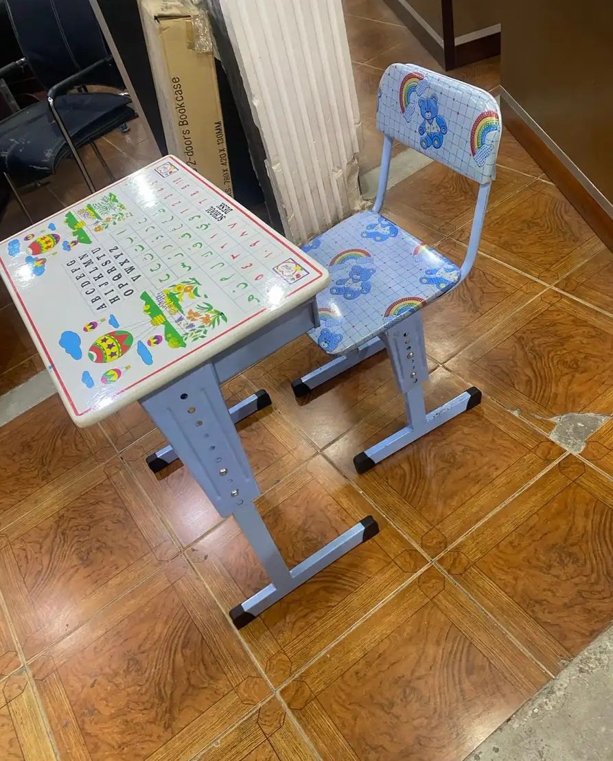 طاولة مدرسية للأطفال