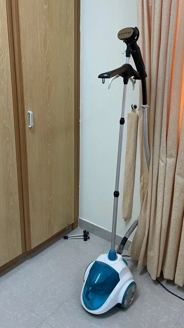 مكواة بخار. معها طاولة كوي مجانا