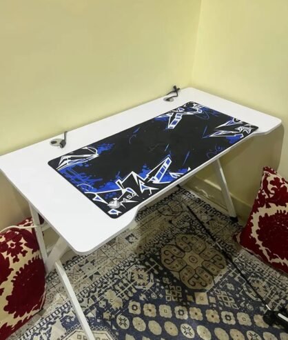 طاوله قيمنق مع ماوس باد