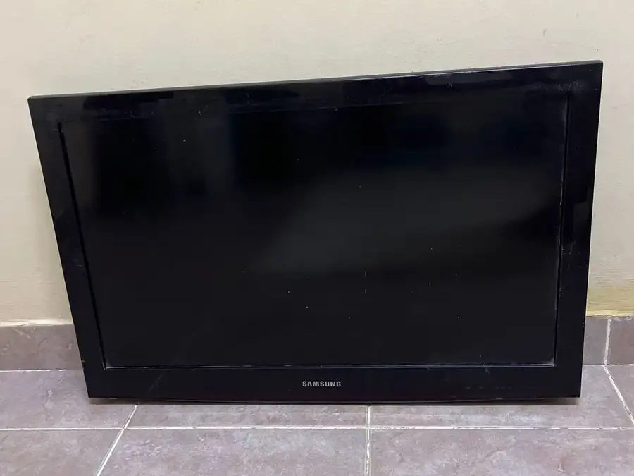 شاشة سامسونج 32 بوصة استخدام نظيف. سبب البيعة أحتاج 250