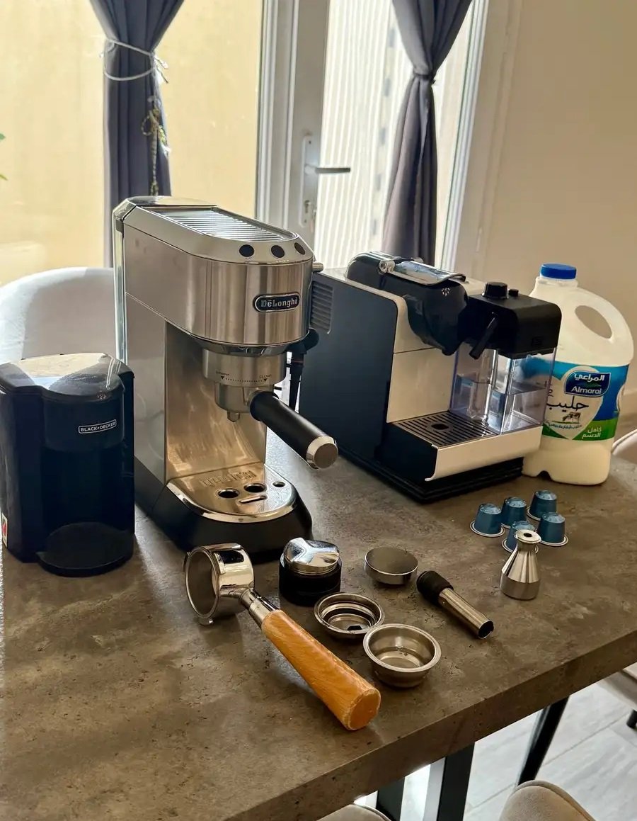 ثلاث أجهزة قهوة مختصة