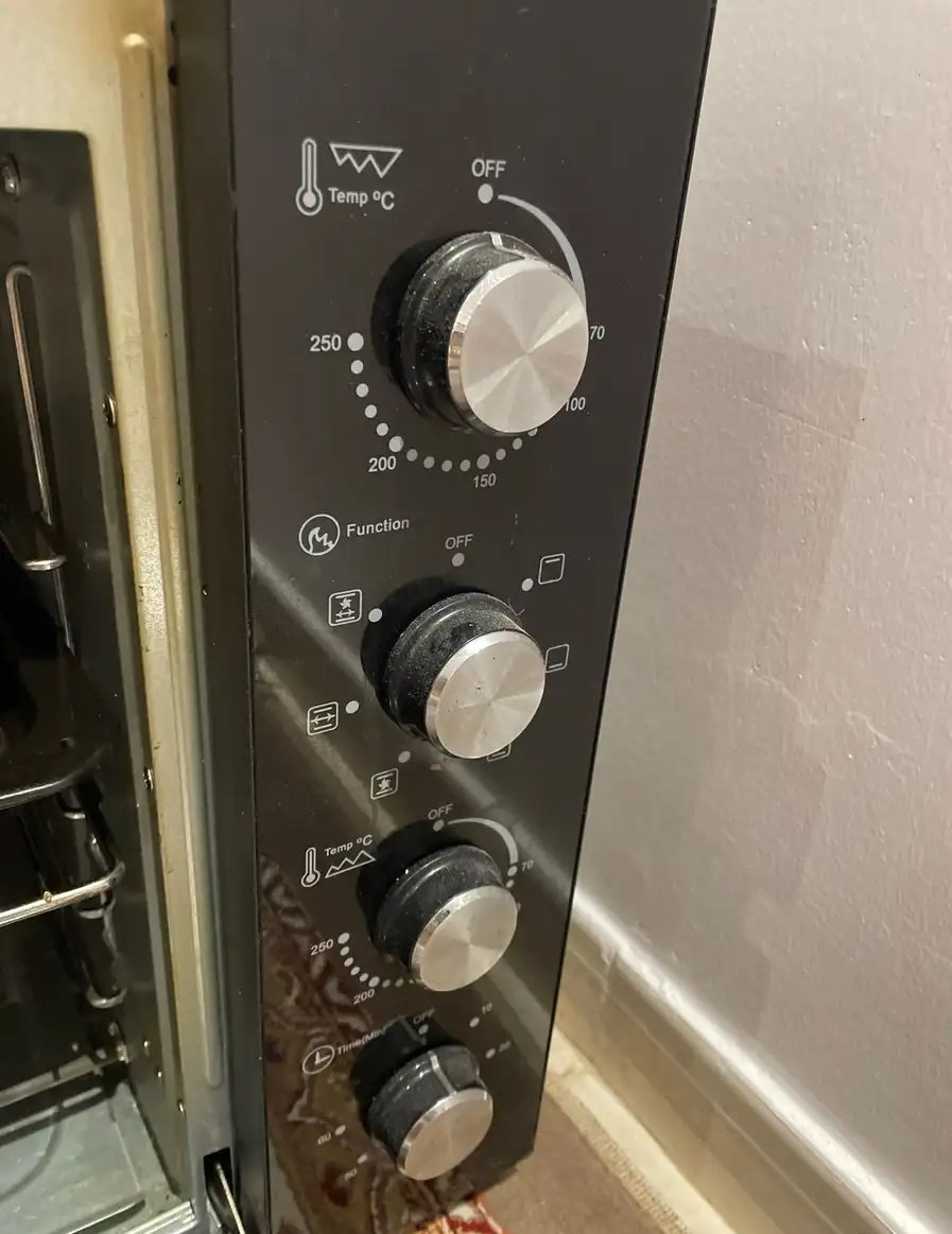 فرن كهربائي نظيف