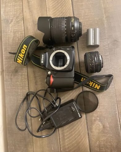 كاميرا نيكون D90 وملحقاتها
