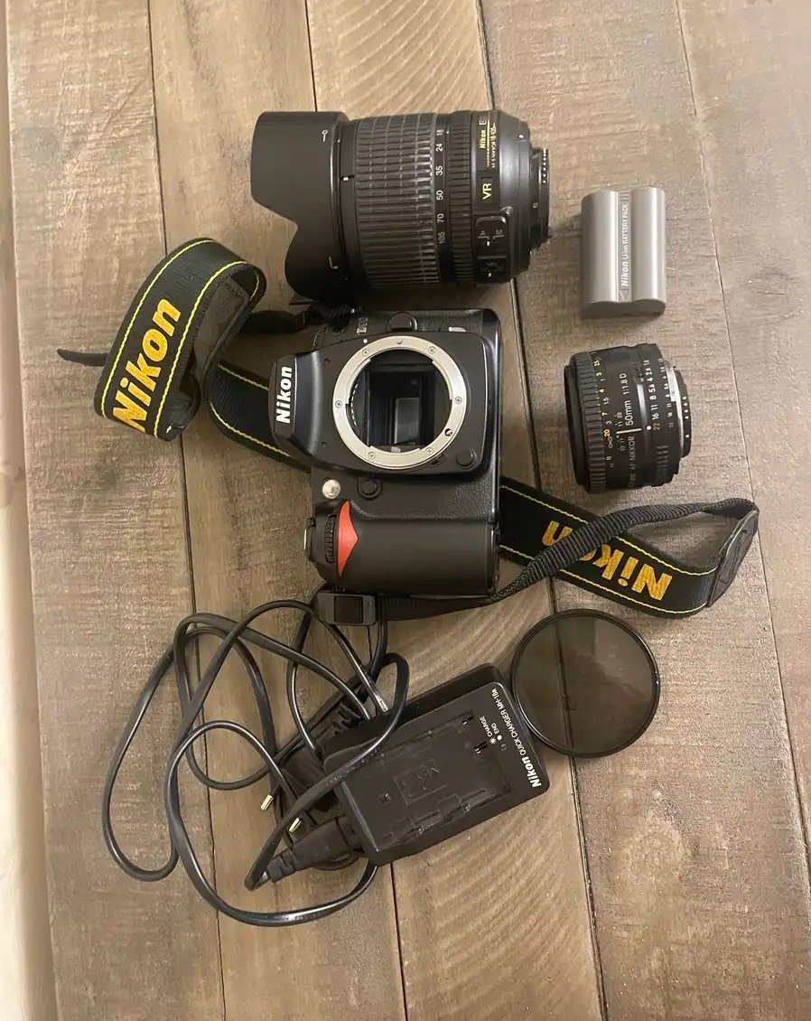 كاميرا نيكون D90 وملحقاتها