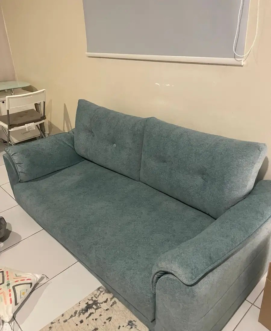 كنبة نظيفة لون ازرق