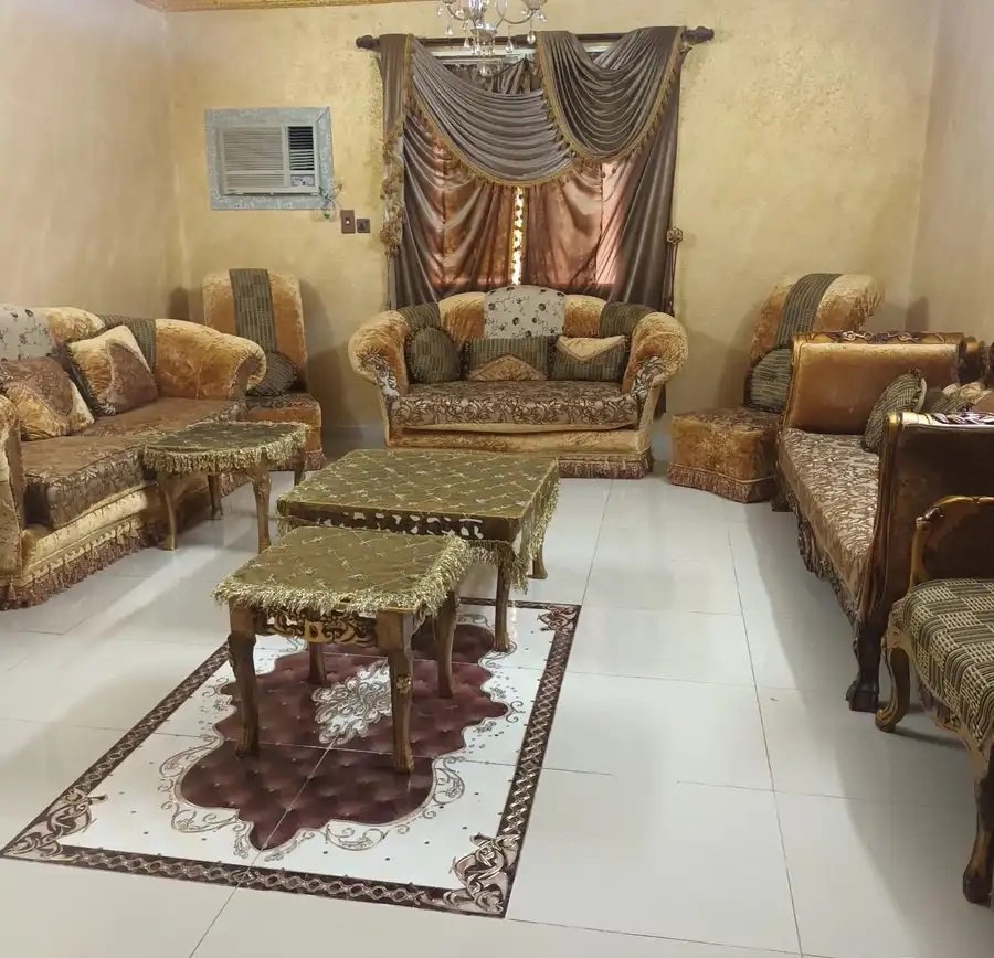 كنب للبيع مع الطاولات والستارة