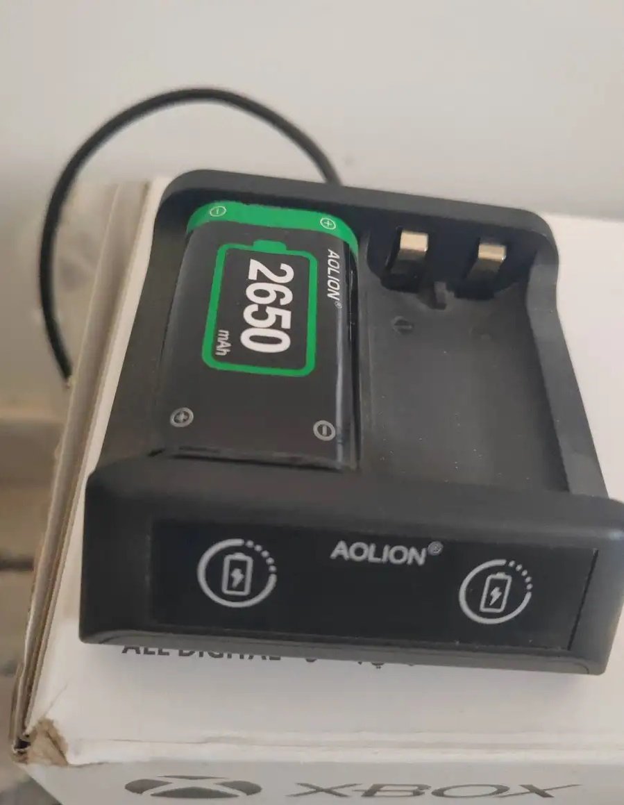 اكس بوكس سيريس اس لون أسود ون تيرا معه بطاريتين وشاحن لليد