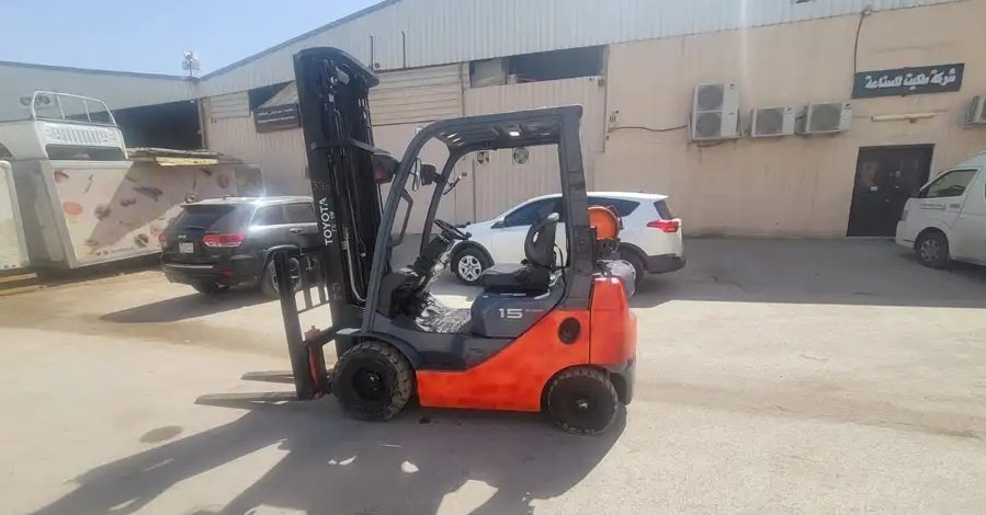 للبيع رافعة شوكية بنزين وغاز تايوتا رافعه فوركلفت