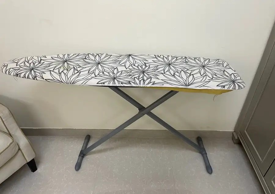 مكواة بخار. معها طاولة كوي مجانا