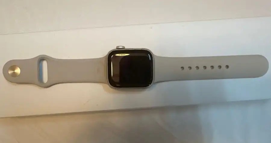 ساعة ابل سيريز 8 مقاس 41 لونها سكاي لايت