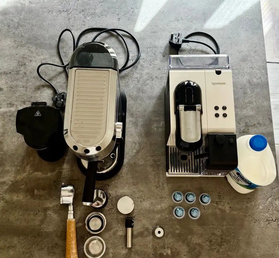 ثلاث أجهزة قهوة مختصة