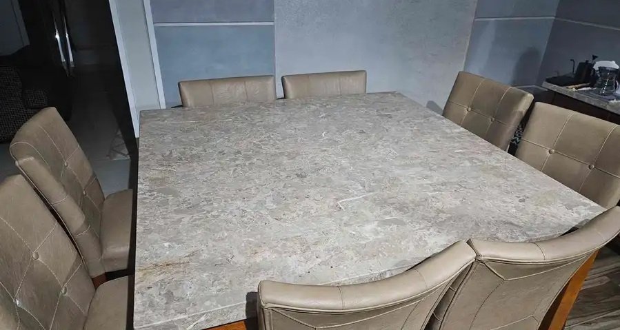 طاولة طعام مستعملة للبيع مع الكراسي