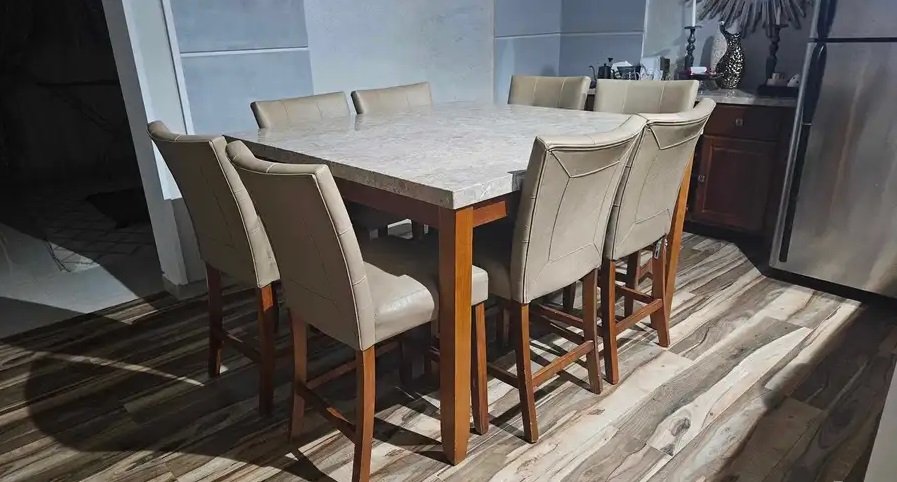 طاولة طعام مستعملة للبيع مع الكراسي