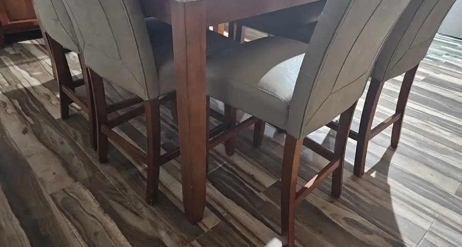 طاولة طعام مستعملة للبيع مع الكراسي