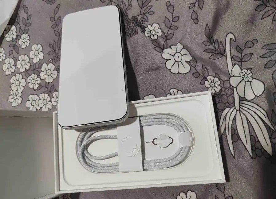 أيفون 16بلس إستعمال نص ساعة فقط لون ابيض 128قيقا