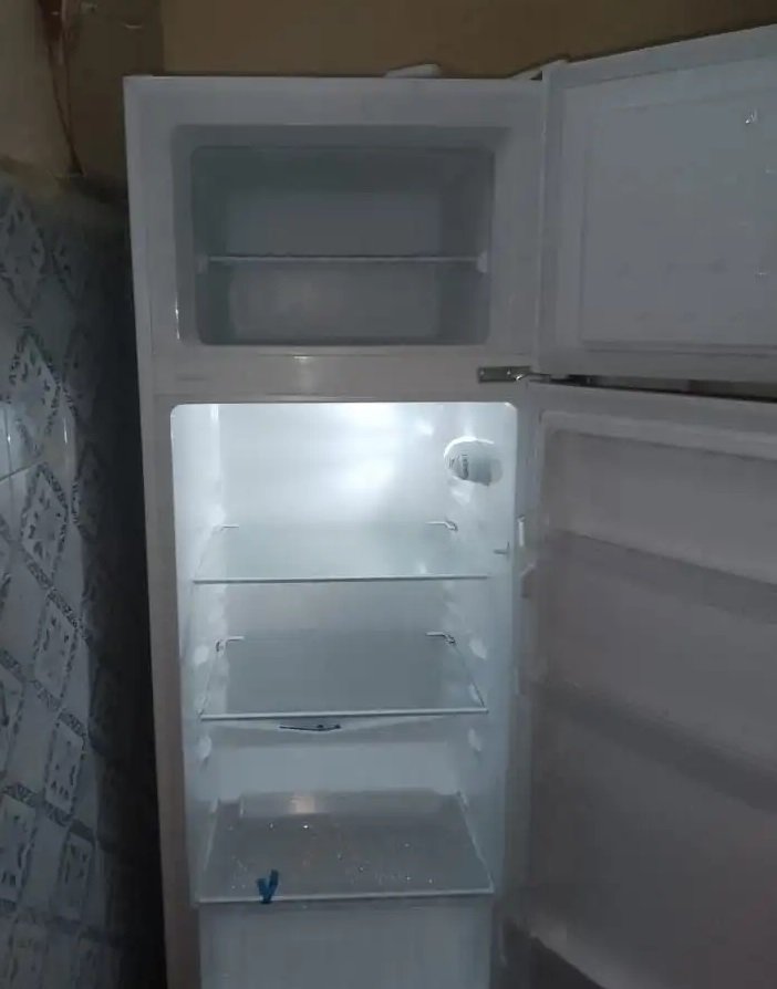 ثلاجه شبه جديده االبيع مستعجل حد 500 ريال