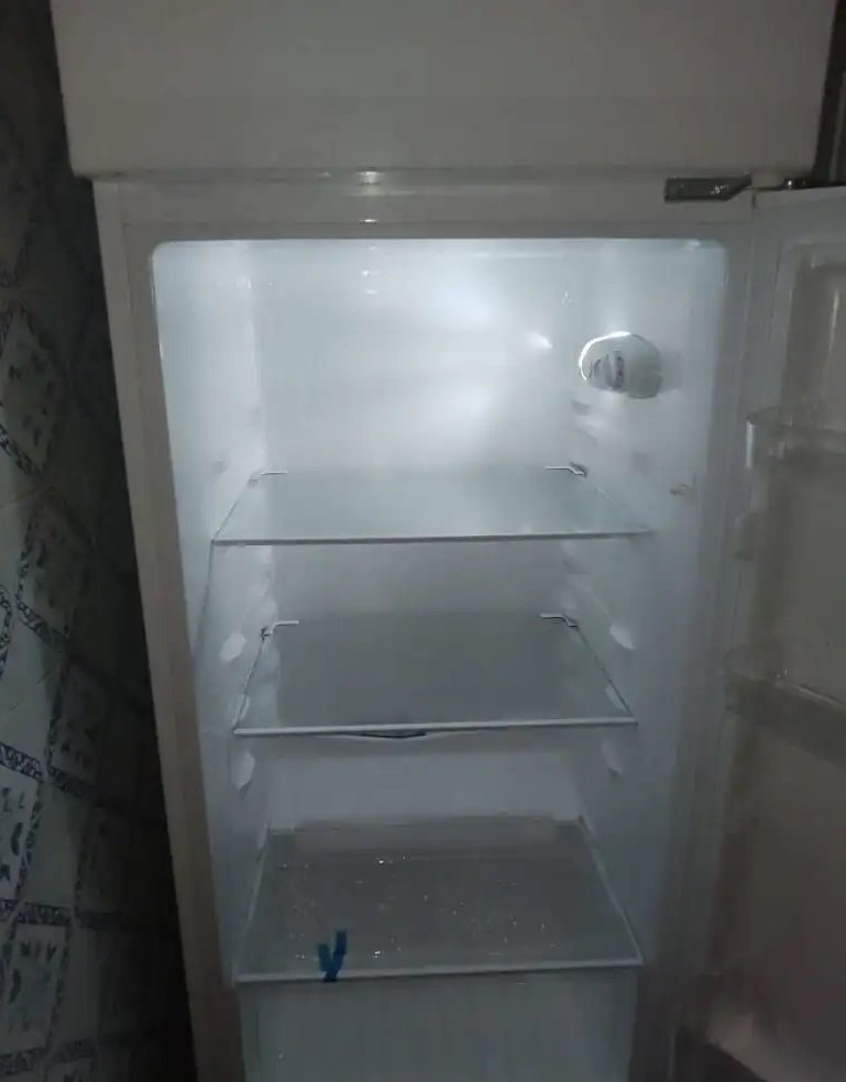 ثلاجه شبه جديده االبيع مستعجل حد 500 ريال