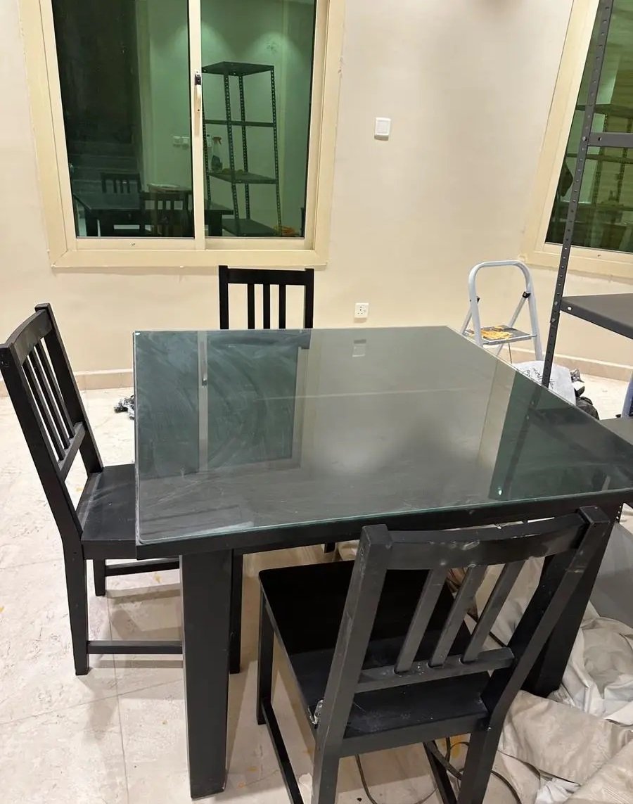 طاولة سفرة و ثلاث كراسي من اكيا