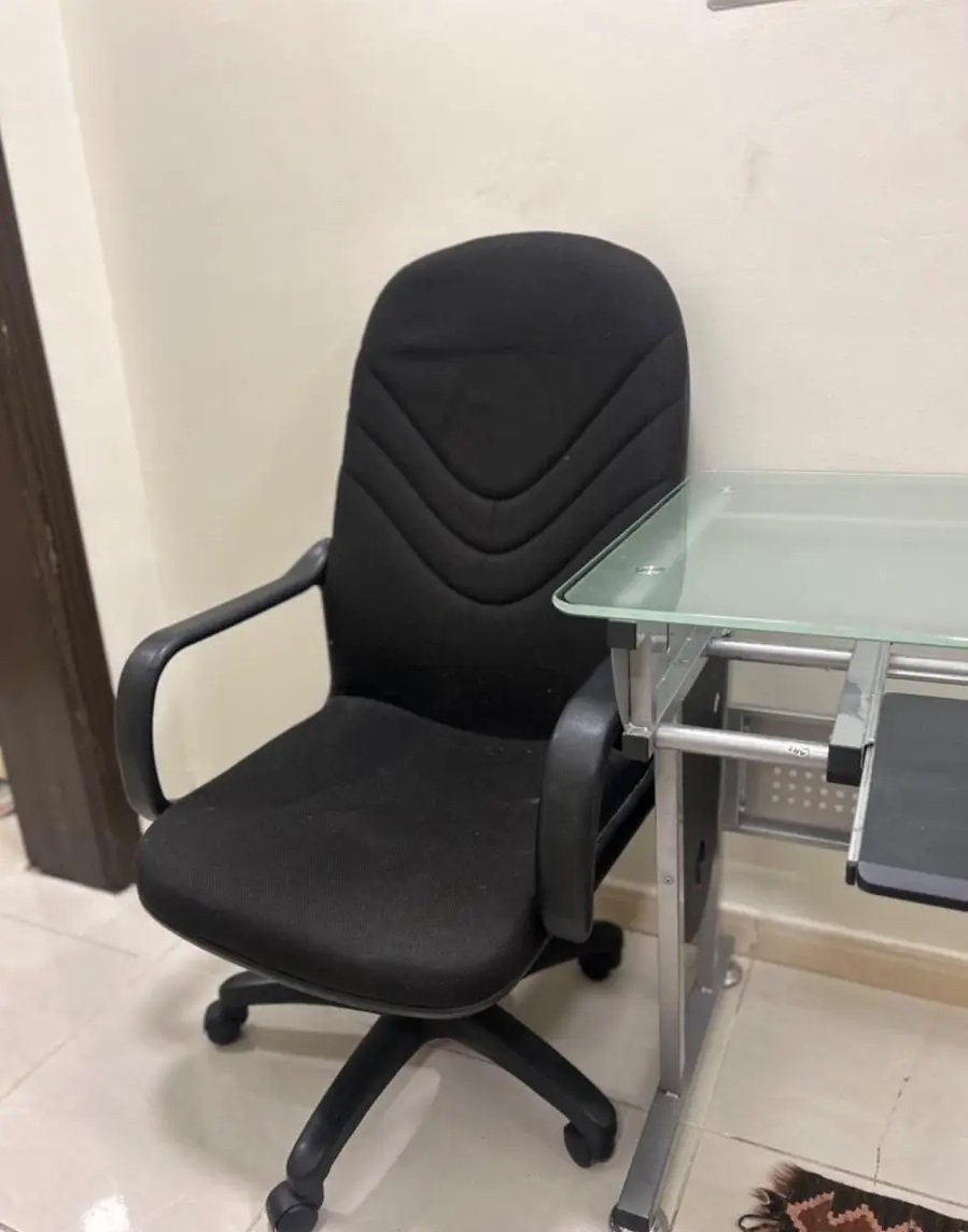 مكتب مع كرسي