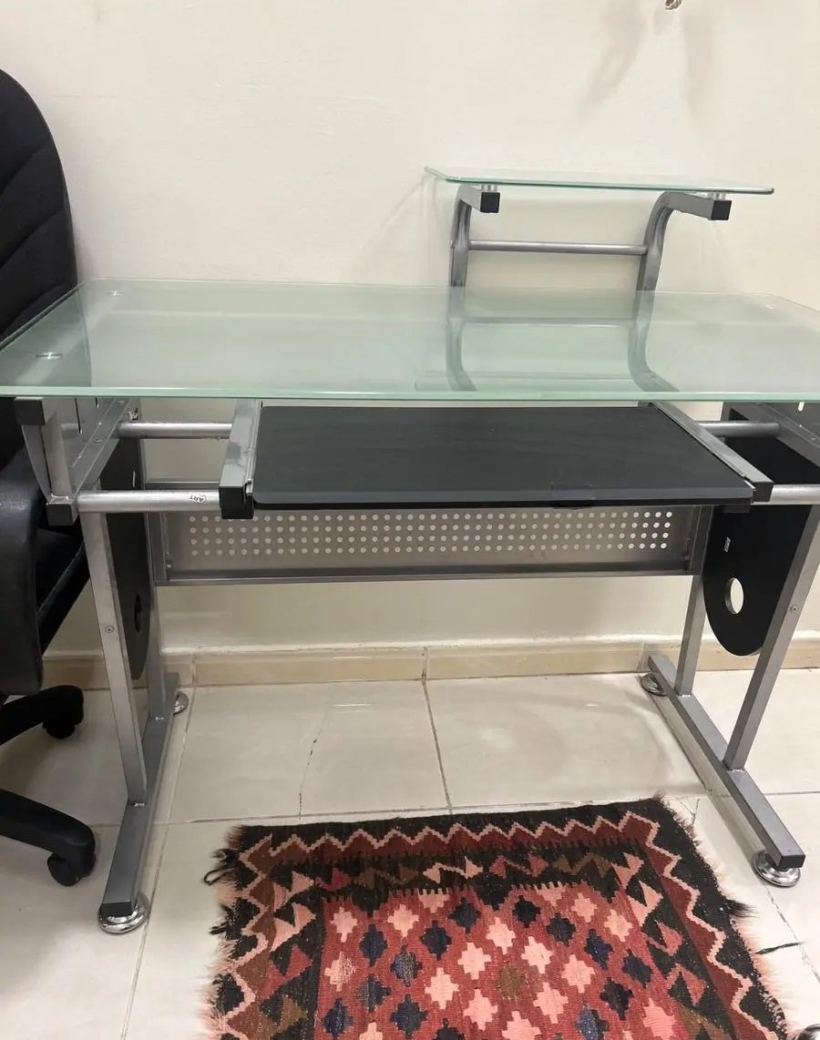 مكتب مع كرسي