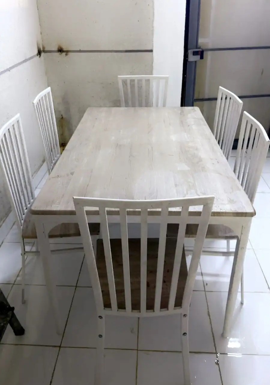 طاولة طعام مع كراسي