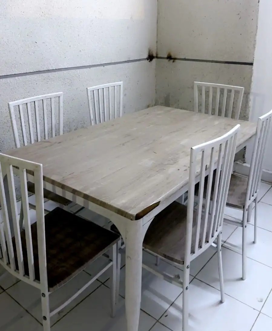 طاولة طعام مع كراسي