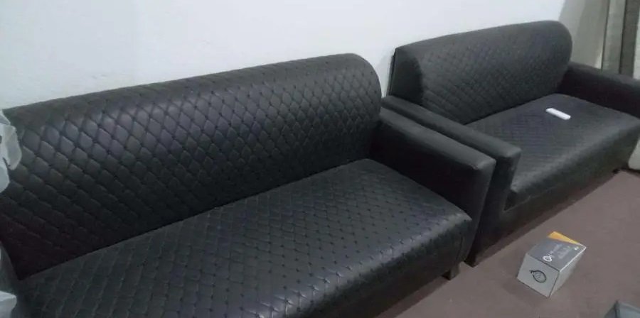 للبيع كنبتين لون اسود جلد – جدة