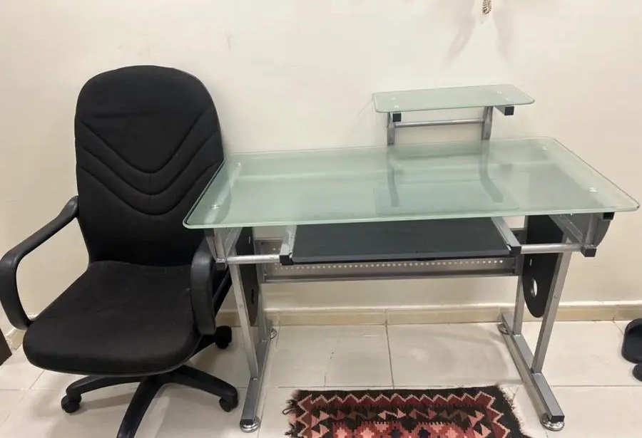 مكتب مع كرسي