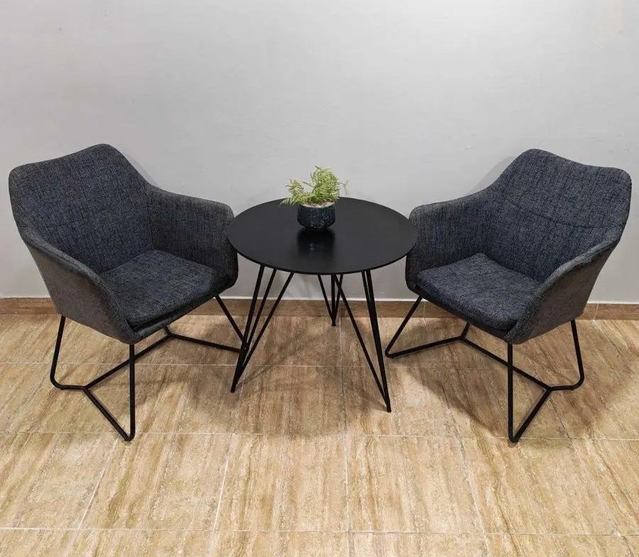 طاوله وكرسيين نظيفه