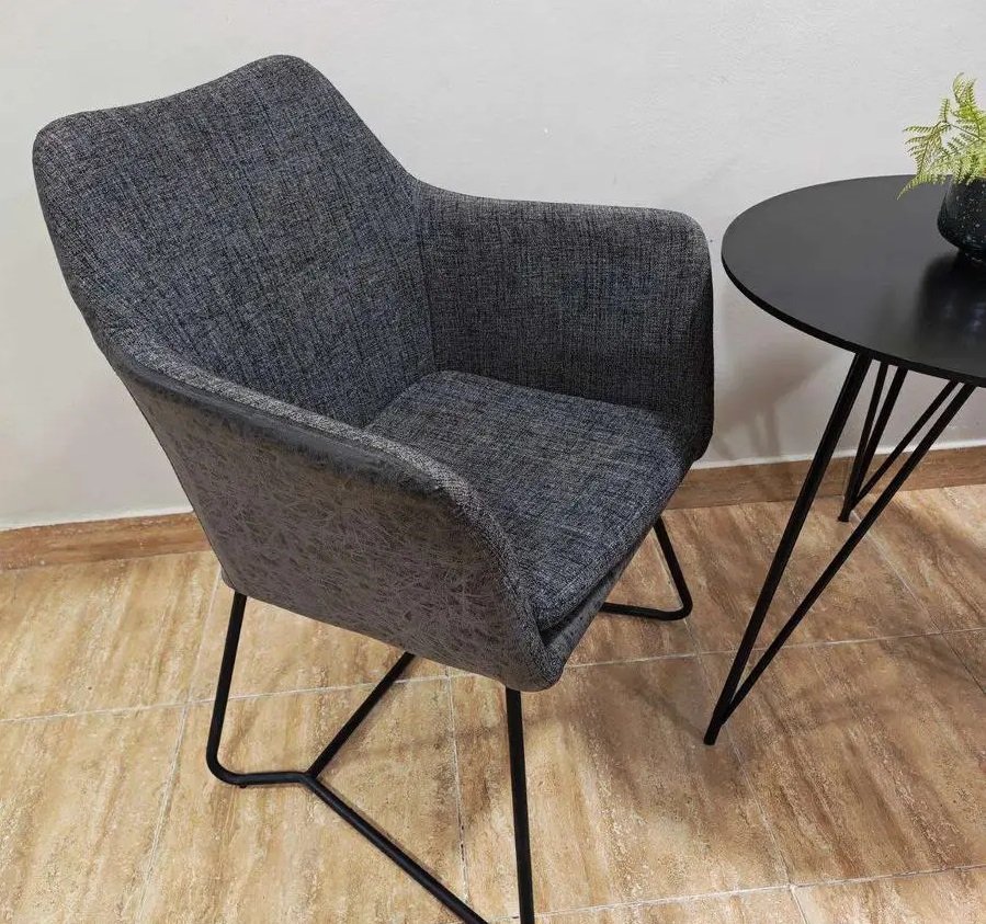 طاوله وكرسيين نظيفه