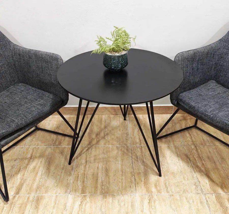 طاوله وكرسيين نظيفه