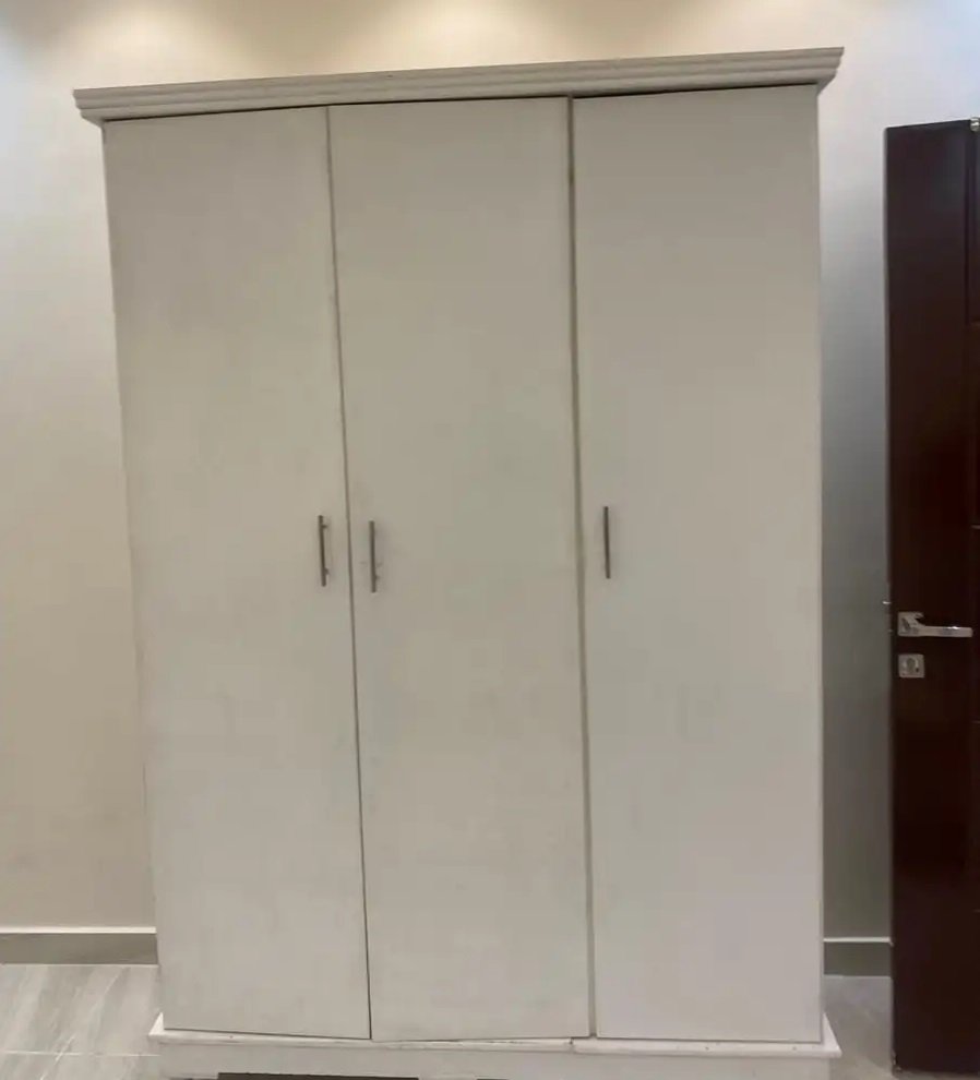 دولاب ثلاث ابواب نضيف جدا