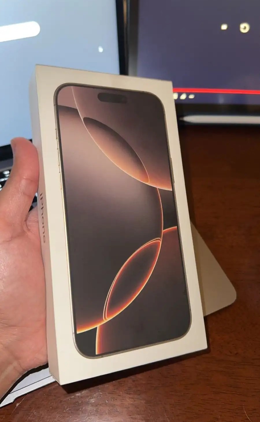 ايفون 16 برو ماكس مع الكرتون وملحقاته اخو الجديد