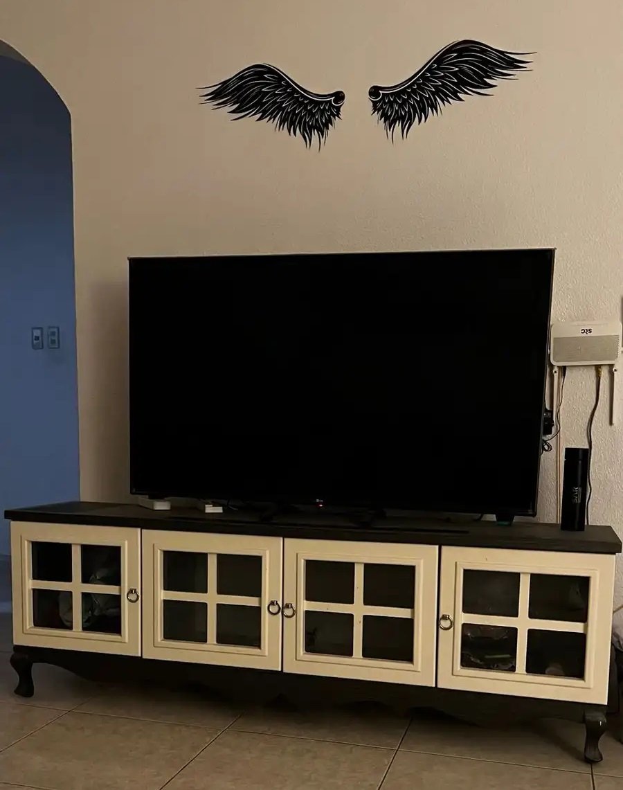 تلفزيون LG 55 بوصه وطاوله