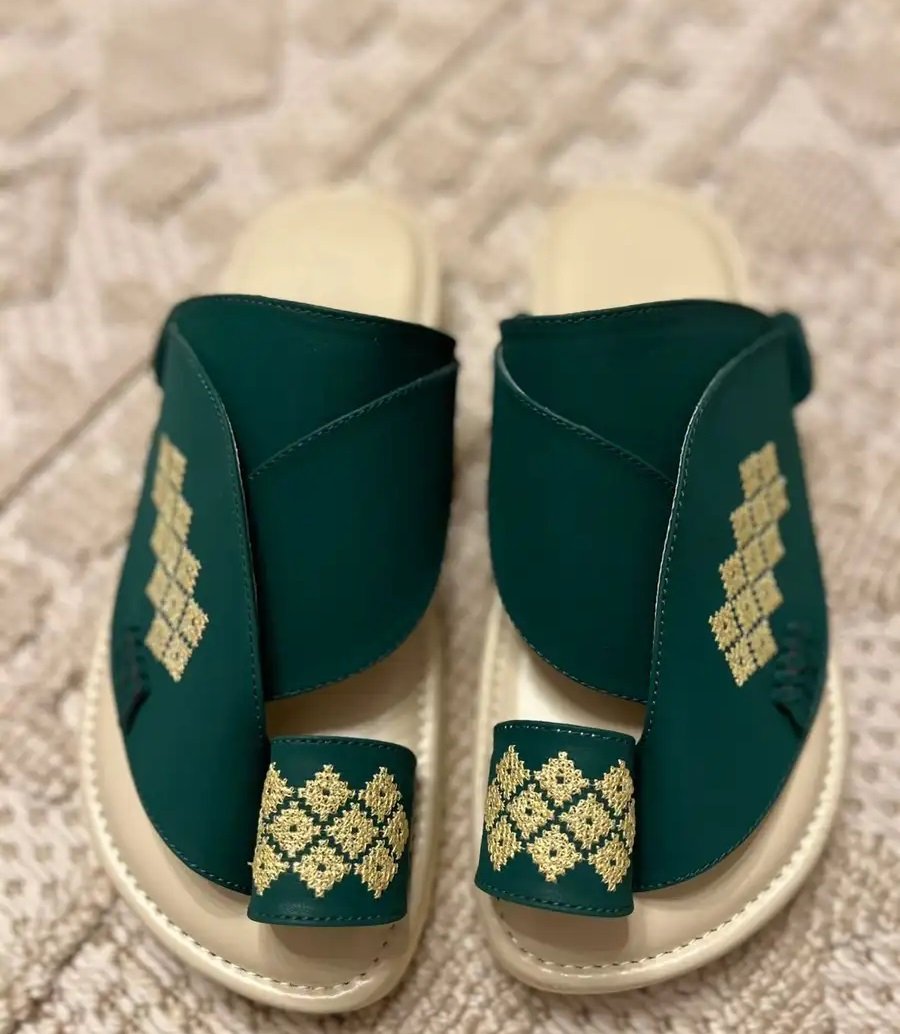 حذاء شرقي فاخر