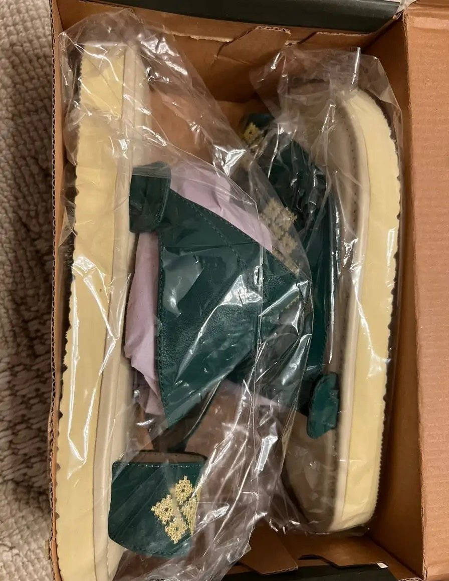 حذاء شرقي فاخر